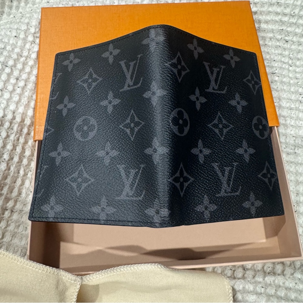💥OPEN 2 OFFERS💥 Louis Vuitton Dark Monogram Passport Cover